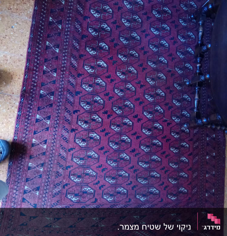 שטיח אדום עם דוגמאות גיאומטריות על רצפה